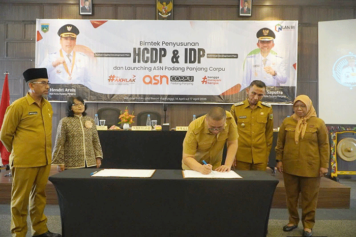 Walikota Padang Panjang, Hendri Arnis membubuhkan tandatangan pada peluncuran program ASN Corpu.