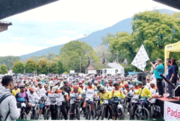 Kerumunan pesepeda peserta Gowes Fun Adventure Padang Panjang.