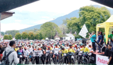 Kerumunan pesepeda peserta Gowes Fun Adventure Padang Panjang.