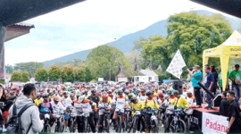 Kerumunan pesepeda peserta Gowes Fun Adventure Padang Panjang.