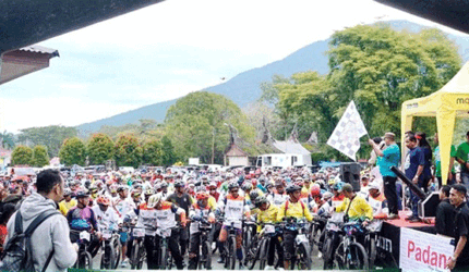 Kerumunan pesepeda peserta Gowes Fun Adventure Padang Panjang.