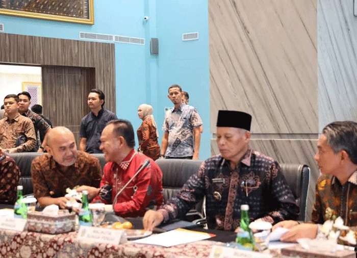 Wakil Wali Kota Sungai Penuh, Azhar Hamzah, menghadiri Rapat Umum Pemegang Saham Luar Biasa (RUPSLB) PT Bank Pembangunan Daerah Jambi di Kota Jambi