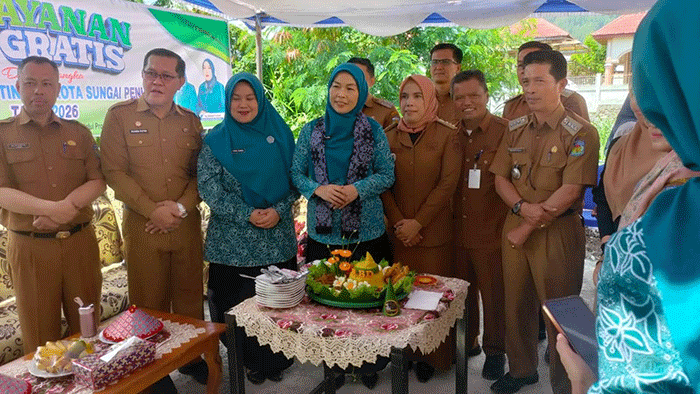 Turut hadir Ketua Tim penggerak PKK Kota Sungai Penuh, Ibu Sri Kartini Alfin, S.Kep, NS bersama para Pejabat Daerah Pemerintahan Kota Sungai Penuh
