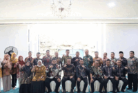 foto bersama bapak walikota sungai penuh dengan Staf Ahli, Asisten, jajaran kepala Organisasi Perangkat Daerah (OPD), serta Rektor Universitas Adiwangsa Jambi, Dr. Said Rizal, S.H.I., M.A.