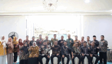 foto bersama bapak walikota sungai penuh dengan Staf Ahli, Asisten, jajaran kepala Organisasi Perangkat Daerah (OPD), serta Rektor Universitas Adiwangsa Jambi, Dr. Said Rizal, S.H.I., M.A.