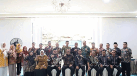 foto bersama bapak walikota sungai penuh dengan Staf Ahli, Asisten, jajaran kepala Organisasi Perangkat Daerah (OPD), serta Rektor Universitas Adiwangsa Jambi, Dr. Said Rizal, S.H.I., M.A.