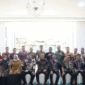 foto bersama bapak walikota sungai penuh dengan Staf Ahli, Asisten, jajaran kepala Organisasi Perangkat Daerah (OPD), serta Rektor Universitas Adiwangsa Jambi, Dr. Said Rizal, S.H.I., M.A.