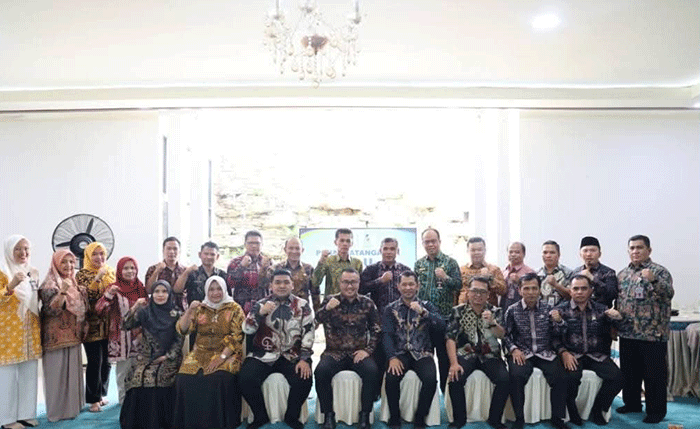 foto bersama bapak walikota sungai penuh dengan Staf Ahli, Asisten, jajaran kepala Organisasi Perangkat Daerah (OPD), serta Rektor Universitas Adiwangsa Jambi, Dr. Said Rizal, S.H.I., M.A.