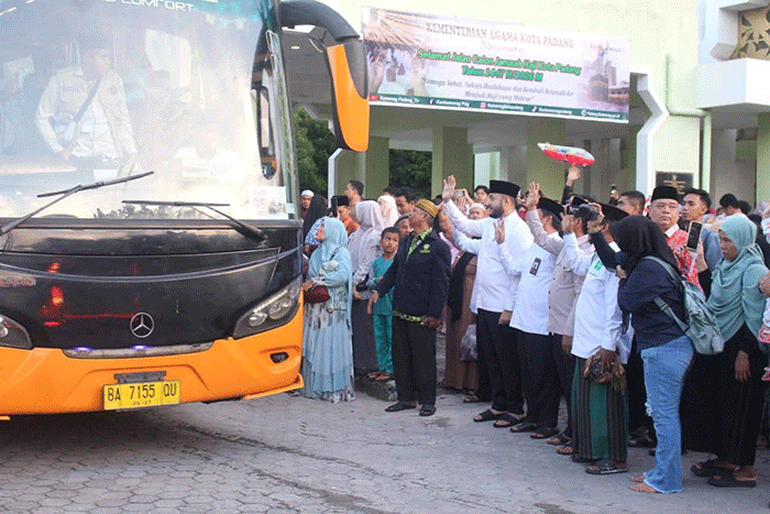 Wali Kota Padang Fadly Amran melepas 386 calon jemaah haji (CJH)