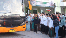 Melepas keberangkatan 386 calon jemaah haji Kota Padang.