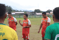 Pelatih PSPP Padang Panjang, Dian Rama Saputra saat latihan bersama di GOR Bancah Laweh.