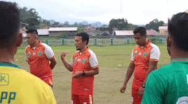 Pelatih PSPP Padang Panjang, Dian Rama Saputra saat latihan bersama di GOR Bancah Laweh.