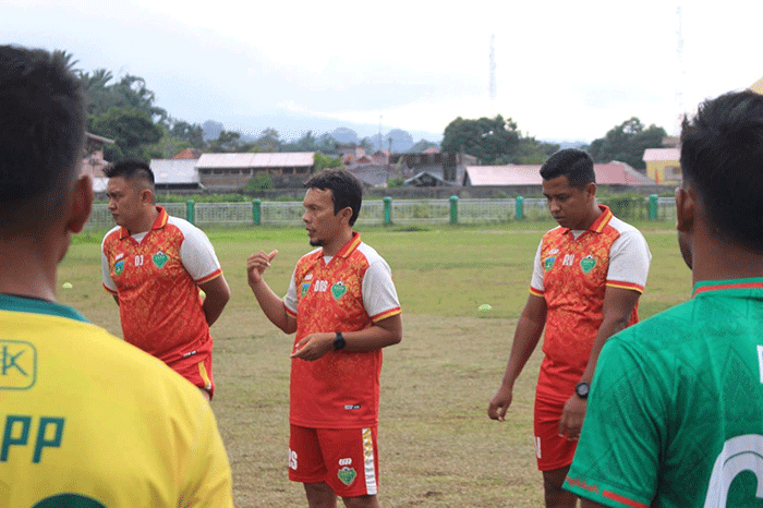 Pelatih PSPP Padang Panjang, Dian Rama Saputra saat latihan bersama di GOR Bancah Laweh.