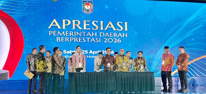 Gubernur Sumbar Mahyeldi bersama para bupati dan walikota se-Sumbar dalam kegiatan Apresiasi Daerah Berprestasi 2026 , Sabtu 25 April di Palembang.