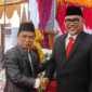 Asisten Perekonomian dan Pembangunan Kota Sungai Penuh, Nasran, S.E., M.Si, memberikan selamat kepada Dr. H. Sudirman, S.H., M.H. sebagai Komisaris Utama Bank Jambi di Auditorium Rumah Dinas Gubernur Jambi