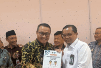 Wako Alfin menyerahkan proposal resmi kepada pihak kementerian