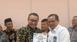 Wako Alfin menyerahkan proposal resmi kepada pihak kementerian