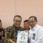 Wako Alfin menyerahkan proposal resmi kepada pihak kementerian