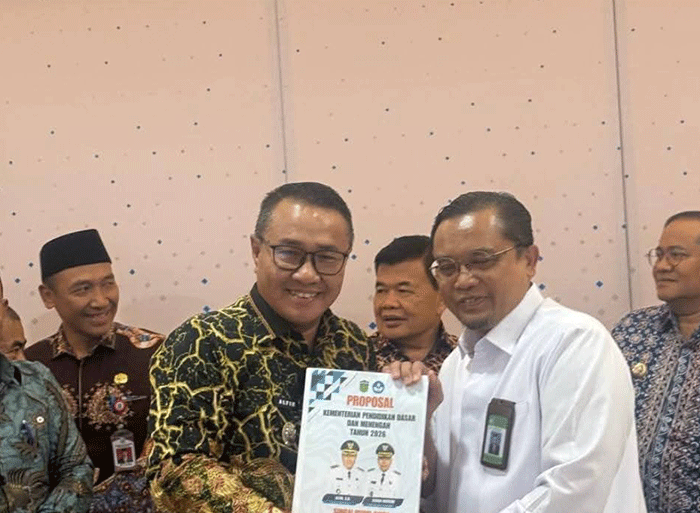 Wako Alfin menyerahkan proposal resmi kepada pihak kementerian