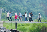 Melintasi aliran Batang Singgalang di Dusun Sangkua.