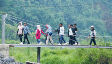 Melintasi aliran Batang Singgalang di Dusun Sangkua.