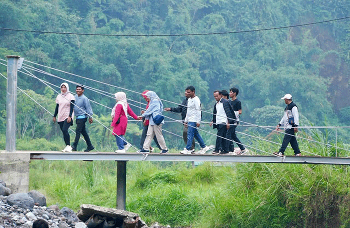 Melintasi aliran Batang Singgalang di Dusun Sangkua.