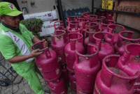 Petugas menata tabung LPG di Jakarta, Minggu (15/6/2025). Bisnis/Fanny Kusumawardhani