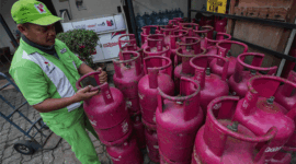 Petugas menata tabung LPG di Jakarta, Minggu (15/6/2025). Bisnis/Fanny Kusumawardhani