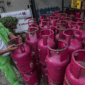 Petugas menata tabung LPG di Jakarta, Minggu (15/6/2025). Bisnis/Fanny Kusumawardhani