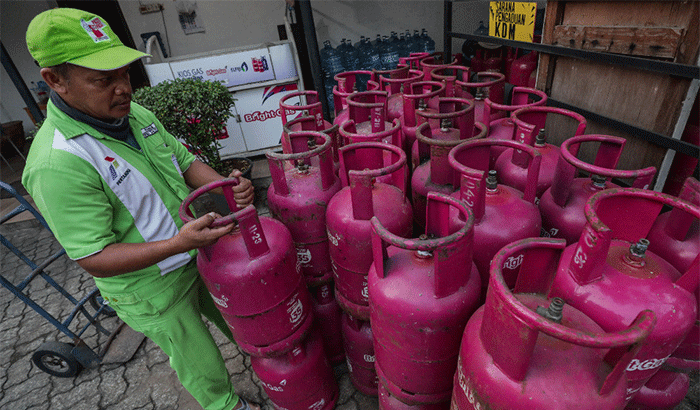 Petugas menata tabung LPG di Jakarta, Minggu (15/6/2025). Bisnis/Fanny Kusumawardhani