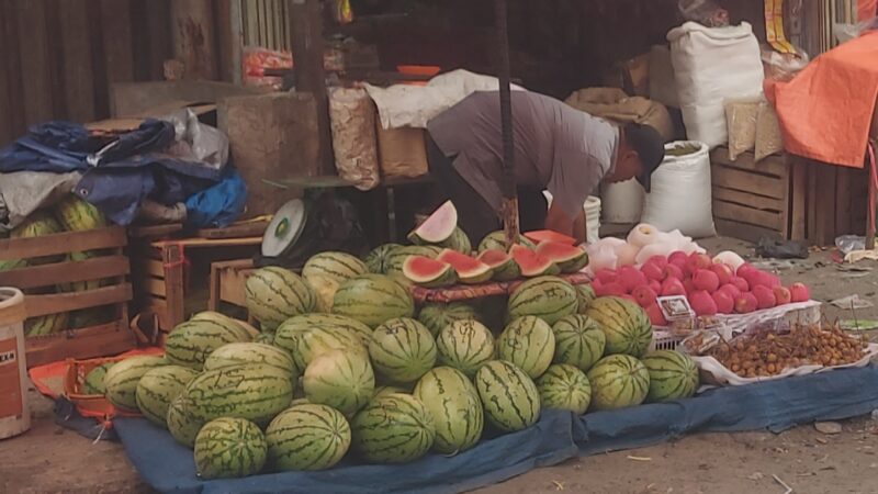 Pedagan bandel masih menggelar lapak di Jalan M Yamin Kota Sungai Penuh 