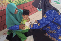 Petugas kesehatan melakukan imunisasi tambahan di Kecamatan Pasean Pamekasan, Rabu (24/9/2025)(KOMPAS.COM/Avira Sulistyowati)