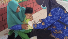 Petugas kesehatan melakukan imunisasi tambahan di Kecamatan Pasean Pamekasan, Rabu (24/9/2025)(KOMPAS.COM/Avira Sulistyowati)