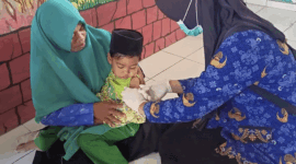Petugas kesehatan melakukan imunisasi tambahan di Kecamatan Pasean Pamekasan, Rabu (24/9/2025)(KOMPAS.COM/Avira Sulistyowati)