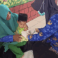 Petugas kesehatan melakukan imunisasi tambahan di Kecamatan Pasean Pamekasan, Rabu (24/9/2025)(KOMPAS.COM/Avira Sulistyowati)