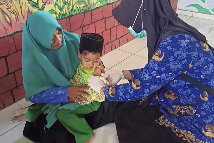 Petugas kesehatan melakukan imunisasi tambahan di Kecamatan Pasean Pamekasan, Rabu (24/9/2025)(KOMPAS.COM/Avira Sulistyowati)