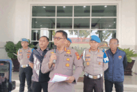 Kabid Humas Polda Jambi Kombes Pol Erlan Munaji (tengah) didampingi Dirresnarkoba Polda Jambi Kombes Pol Dewa Palguna (kiri) saat konferensi pers di Mako Polda Jambi, Sabtu (4/4/2026).(KOMPAS.COM/ARYO TONDANG)

