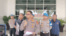 Kabid Humas Polda Jambi Kombes Pol Erlan Munaji (tengah) didampingi Dirresnarkoba Polda Jambi Kombes Pol Dewa Palguna (kiri) saat konferensi pers di Mako Polda Jambi, Sabtu (4/4/2026).(KOMPAS.COM/ARYO TONDANG)
