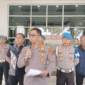 Kabid Humas Polda Jambi Kombes Pol Erlan Munaji (tengah) didampingi Dirresnarkoba Polda Jambi Kombes Pol Dewa Palguna (kiri) saat konferensi pers di Mako Polda Jambi, Sabtu (4/4/2026).(KOMPAS.COM/ARYO TONDANG)
