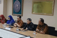 Direktur Medik dan Keperawatan RSUP M Djamil Padang Bestari Jaka Budiman menyampaikan keterangan kepada wartawan terkait perkembangan kasus bayi Alceo dalam konferensi pers di ruang rapat direksi, Selasa (21/4/2026).(Dharma Harisa)