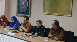 Direktur Medik dan Keperawatan RSUP M Djamil Padang Bestari Jaka Budiman menyampaikan keterangan kepada wartawan terkait perkembangan kasus bayi Alceo dalam konferensi pers di ruang rapat direksi, Selasa (21/4/2026).(Dharma Harisa)