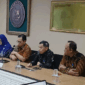 Direktur Medik dan Keperawatan RSUP M Djamil Padang Bestari Jaka Budiman menyampaikan keterangan kepada wartawan terkait perkembangan kasus bayi Alceo dalam konferensi pers di ruang rapat direksi, Selasa (21/4/2026).(Dharma Harisa)