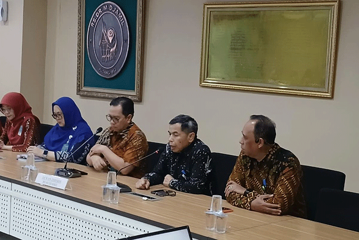 Direktur Medik dan Keperawatan RSUP M Djamil Padang Bestari Jaka Budiman menyampaikan keterangan kepada wartawan terkait perkembangan kasus bayi Alceo dalam konferensi pers di ruang rapat direksi, Selasa (21/4/2026).(Dharma Harisa)