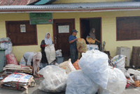 Petugas Bank Sampah Lindung Berseri Mengangkut Sampah ke Motor Roda Tiga, Sabtu, (4/4)