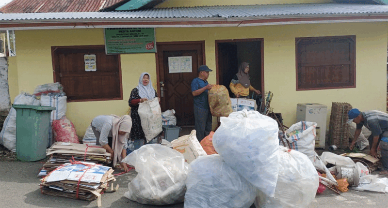 Petugas Bank Sampah Lindung Berseri Mengangkut Sampah ke Motor Roda Tiga, Sabtu, (4/4)