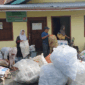 Petugas Bank Sampah Lindung Berseri Mengangkut Sampah ke Motor Roda Tiga, Sabtu, (4/4)