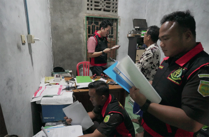 Kejari Tebo Geledah Kantor Desa Sungai Pandan, Sidik Kasus Pengelolaan Keuangan Desa--