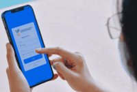 Ilustrasi cara cek bansos Kemensos lewat HP.