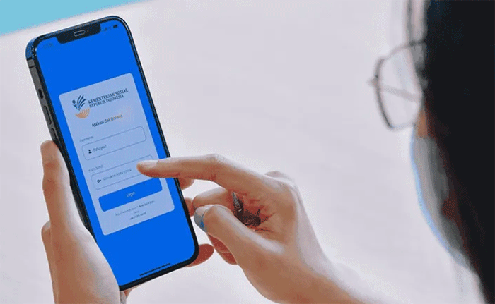 Ilustrasi cara cek bansos Kemensos lewat HP.