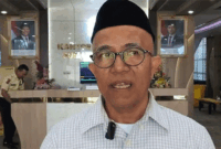 Kepala Biro Kesejahteraan Rakyat (Kesra) Setdaprov Sumbar, Edi Dharma, saat diwawancarai di Kantor Gubernur Sumbar, Senin (27/4/2026). Ia menyebut Pemprov Sumbar menargetkan minimal 100 hewan kurban yang akan didistribusikan ke daerah terpencil hingga wilayah terdampak bencana.